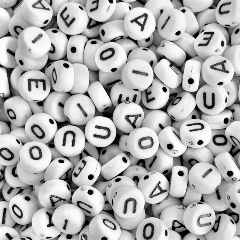 Micanga-de-Letras-Vogais-Luli-L60-4x7mm-Pacote-com-500g-