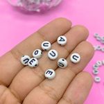 Micanga-de-Letras-Vogais-Luli-L60-4x7mm-Pacote-com-500g-