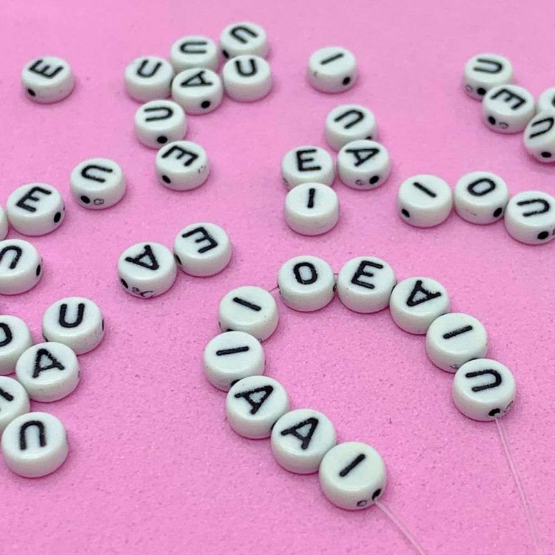 Micanga-de-Letras-Vogais-Luli-L60-4x7mm-Pacote-com-500g-
